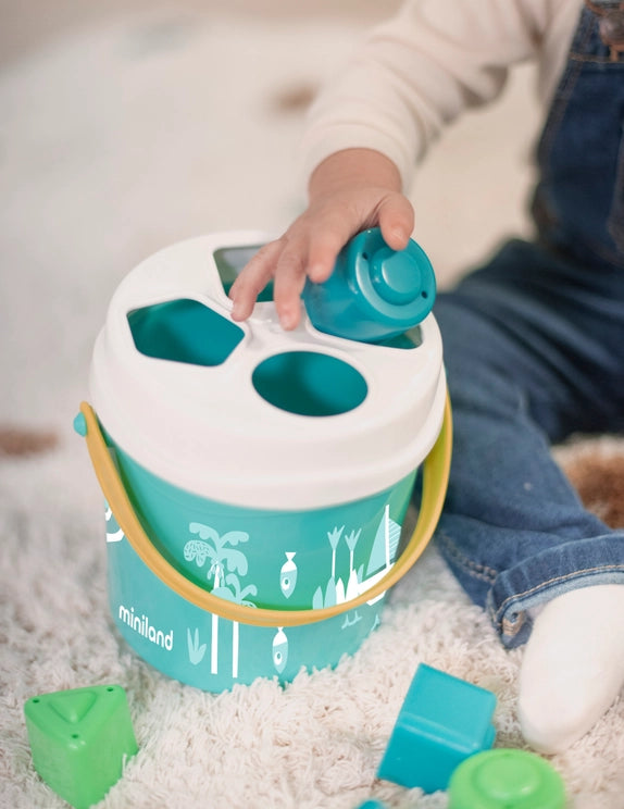 Free to Learn: Shape Sorting Bucket